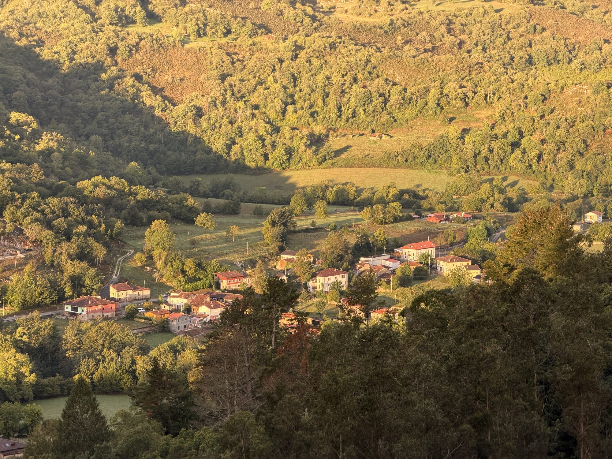 Villar de Onís, con la casona en el centro